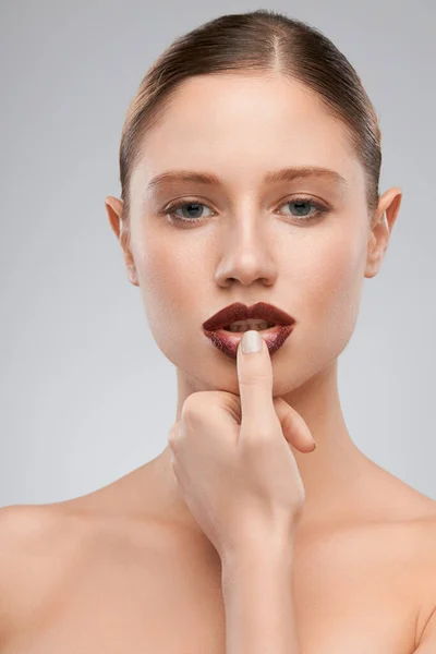 Schöne Dame Posiert Mit Braunem Lippenstift Schönheitsfotografie — Stockfoto