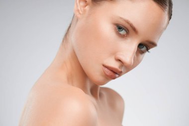 Çıplak makyajla poz veren güzel bir genç kadın. Güzellik fotoğrafçılığı