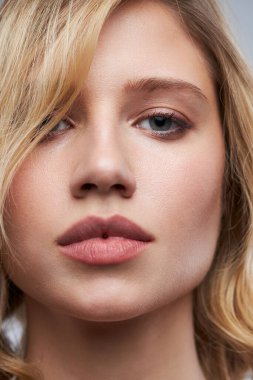 Açık tenli güzel bayan makyajsız poz veriyor..