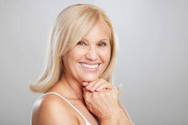 Kameraya poz veren ve bakan güzel sarışın bir kadının portresi. Güzellik fotoğrafçılığı