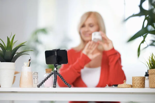 Vlogger Senior Sentado Casa Hablando Una Nueva Crema Edad Enfoque — Foto de Stock