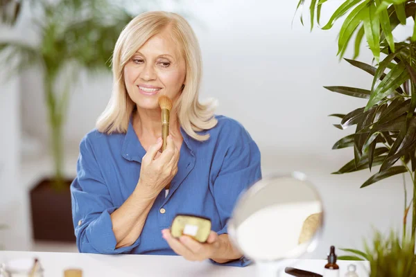 Une Belle Femme Blonde Âgée Est Assise Maison Fait Routine — Photo