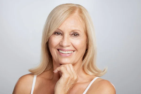 Retrato Bela Loira Idosa Posando Olhando Para Câmera Fotografia Beleza — Fotografia de Stock