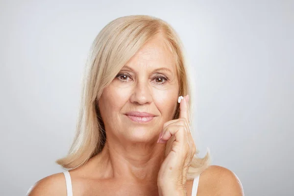 Eine Attraktive Blonde Seniorin Mit Age Creme Schönheitsfotografie — Stockfoto