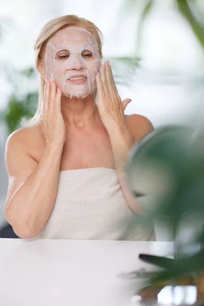 Senior Woman Putting Beauty Face Mask Her Face While Sitting — Stock Photo, Image