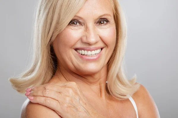 Uma Mulher Sênior Sorridente Com Rosto Enrugado Macio Frente Câmera — Fotografia de Stock