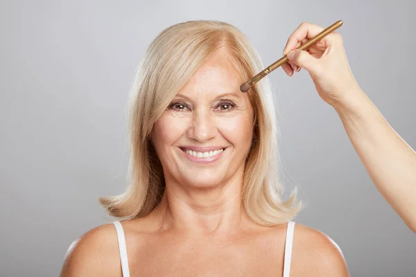 Счастливая Блондинка Старшеклассница Косметолог Макияж Лице Пожилой Женщины — стоковое фото
