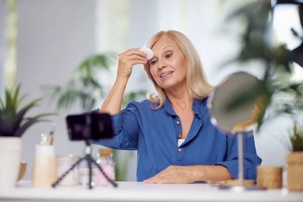 Una Mujer Mayor Blogueando Sobre Cómo Eliminar Correctamente Maquillaje Cara —  Fotos de Stock