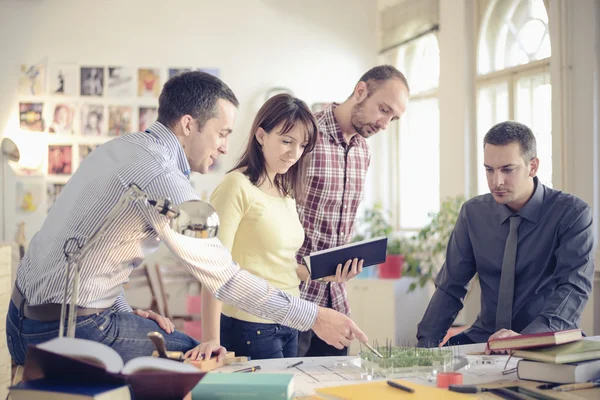 Arquitectos en oficina — Foto de Stock