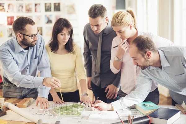 Arquitetos no escritório — Fotografia de Stock