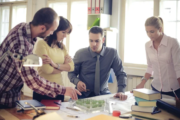 Arquitectos en oficina — Foto de Stock