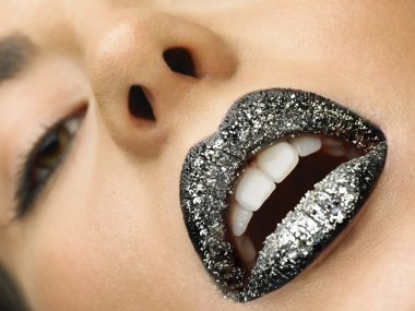 siyah parlak kadın dudaklar