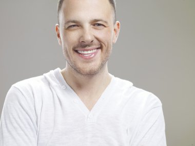 dövme ile yakışıklı genç