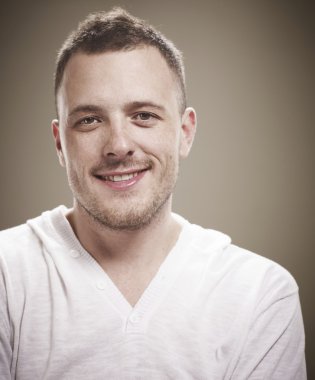 dövme ile yakışıklı genç