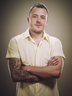 dövmeli genç adam