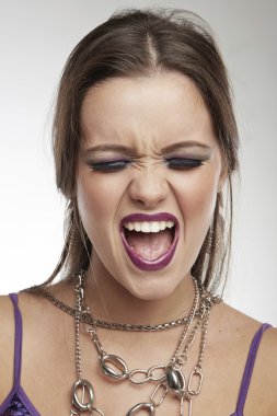 kadın surat: çığlık