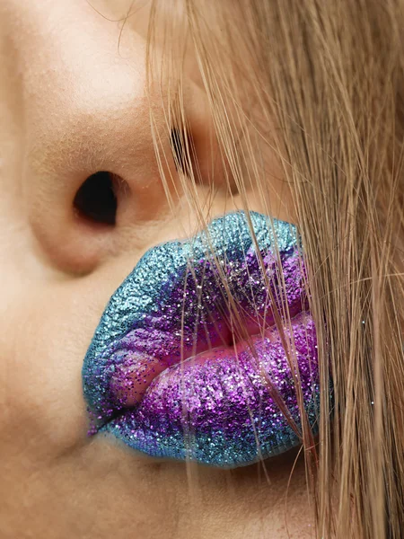 Üzletasszony beszél a fejhallgató portréja青緑色の紫色の女性の唇 — ストック写真