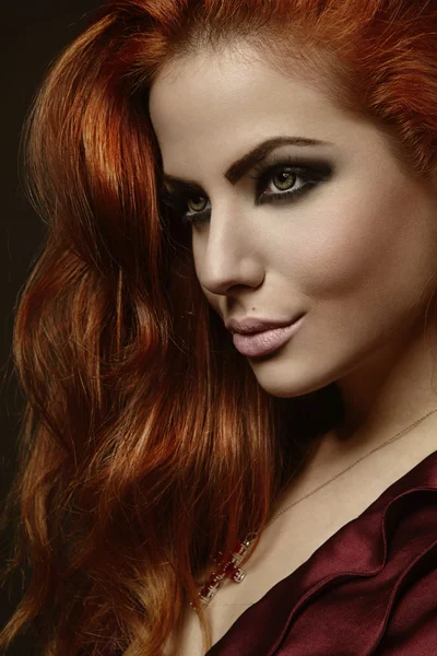 Czarowny czerwony włosy kobiet — Zdjęcie stockowe