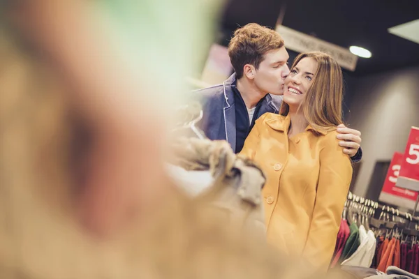 Pareja en una boutique — Foto de Stock