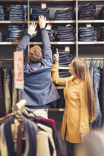 Pareja en una boutique — Foto de Stock