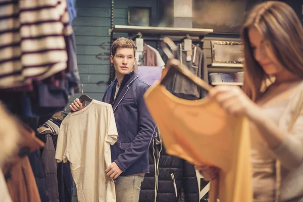 Pareja en una boutique — Foto de Stock