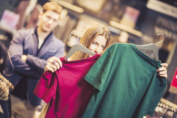 Pareja en una boutique — Foto de Stock