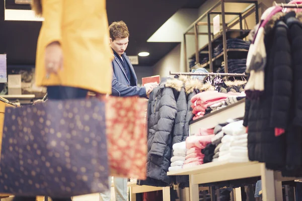 Couple in a boutique — Stock Photo, Image