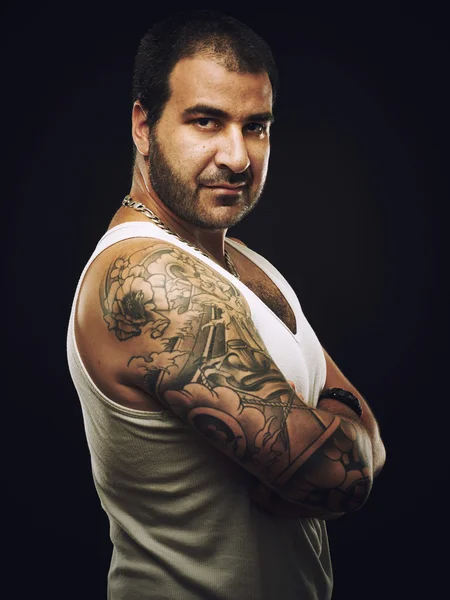 Retrato de un hombre tatuado — Foto de Stock