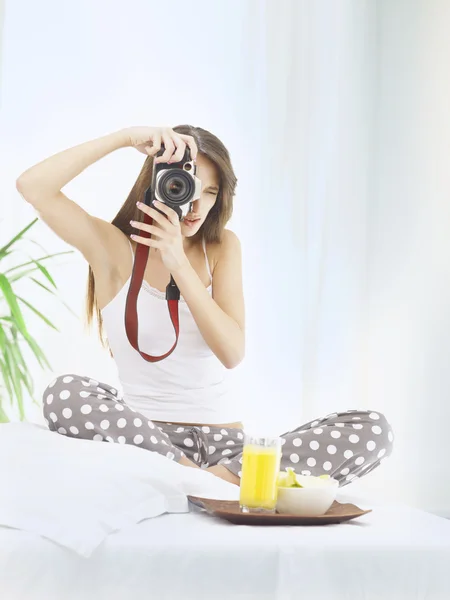 Mujer fotografía la cámara — Foto de Stock