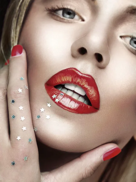 Sexy vrouw lippen met rode lippenstift en rode manicure — Stockfoto