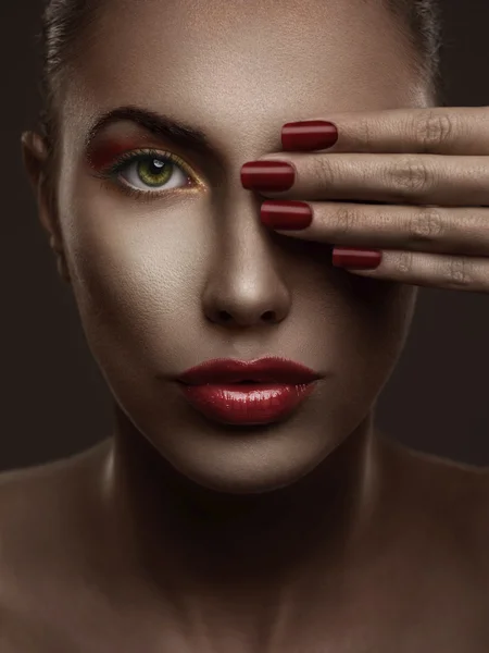 Mujer con uñas rojas de moda y labios sensuales — Foto de Stock