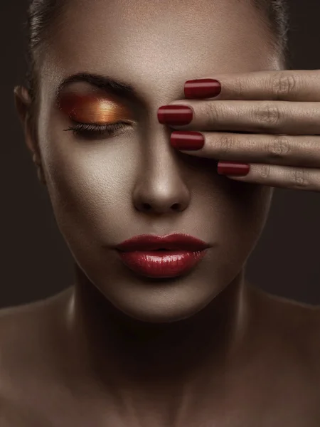 Mujer con uñas rojas de moda y labios sensuales — Foto de Stock