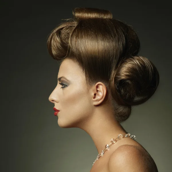 Mujer joven con el pelo largo — Foto de Stock