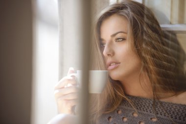 Kahve içen kadın
