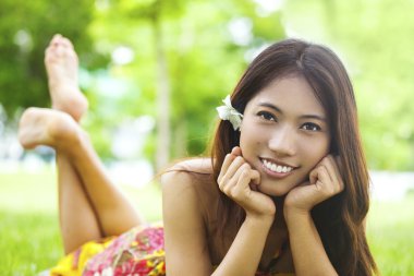 kadın yeşil çim üzerinde yalan