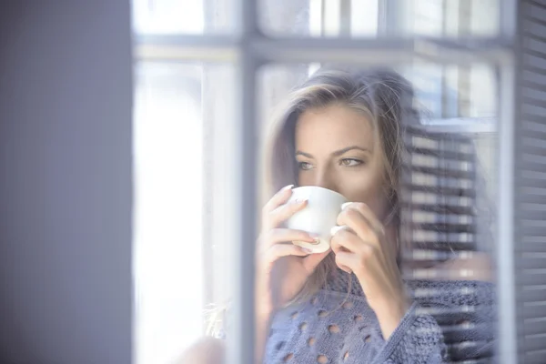 Woman drinking coffee — Stock Photo, Image