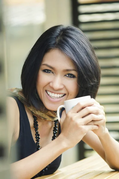 Aantrekkelijke Aziatische vrouw haar drankje geniet — Stockfoto