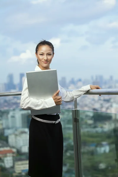 Empresaria exitosa o emprendedora tomando notas mientras camina al aire libre — Foto de Stock