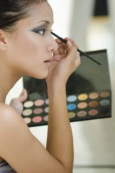Azjatycka kobieta stosująca makijaż — Zdjęcie stockowe
