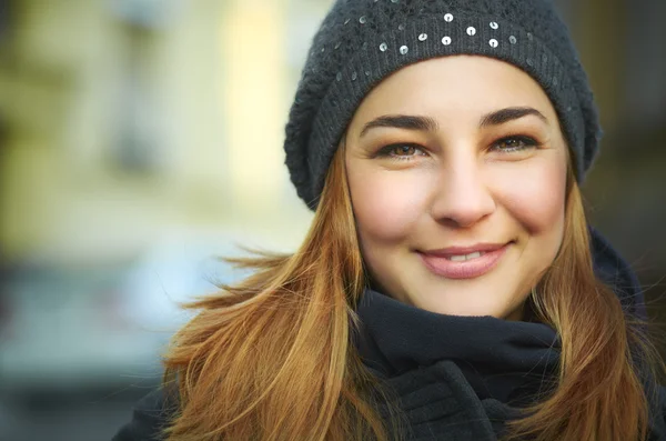 Портрет молодої жінки взимку — стокове фото