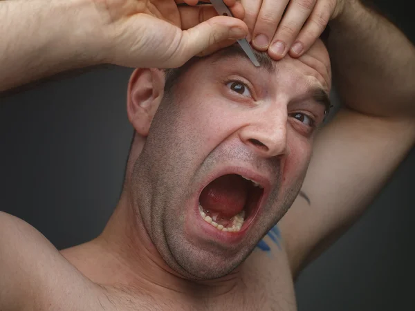 Los jóvenes le arrancan las cejas . — Foto de Stock