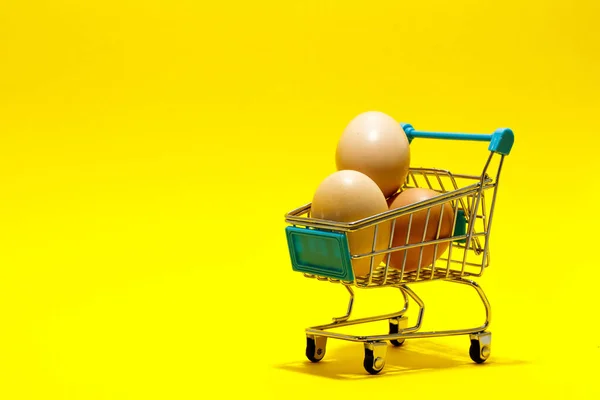 노란색 배경으로 슈퍼마켓 카트에 온라인 — 스톡 사진