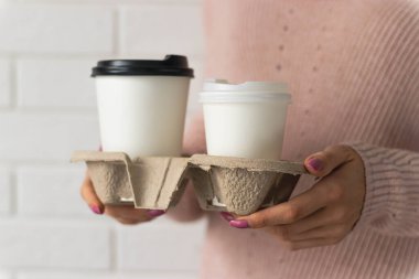 Elinde kağıt bardakta kahve tutan bir kız. Metin ya da günlük kaydı için yer. Kahve kabında. Kış ve Noel zamanı konsepti..