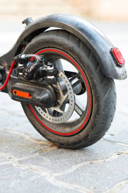 Elektrikli scooter tekerleği yaklaşıyor. Elektrikli scooter 'da fren sistemi.