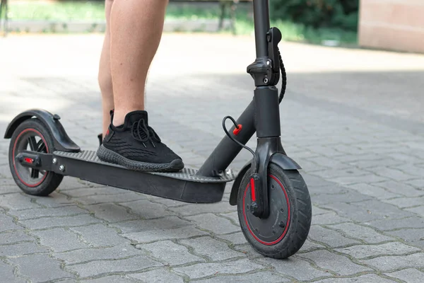 Ragazzo Cavalcando Scooter Luce Del Tramonto Strada Ragazzo Sta Cavalcando — Foto Stock