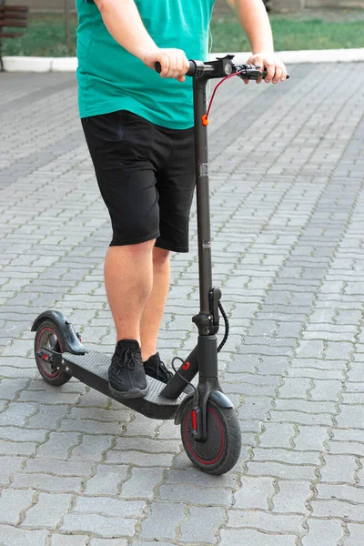 Ragazzo Equitazione Scooter Luce Del Tramonto Street Ragazzo Sta Cavalcando — Foto Stock