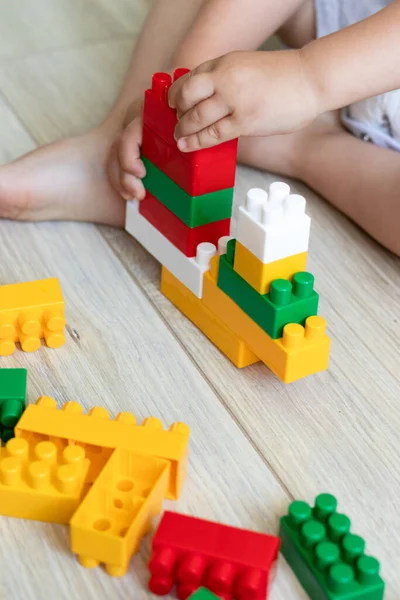Дитячий Хлопчик Грає Пластиковими Барвистими Іграшковими Блоками Підлозі Крупним Планом — стокове фото