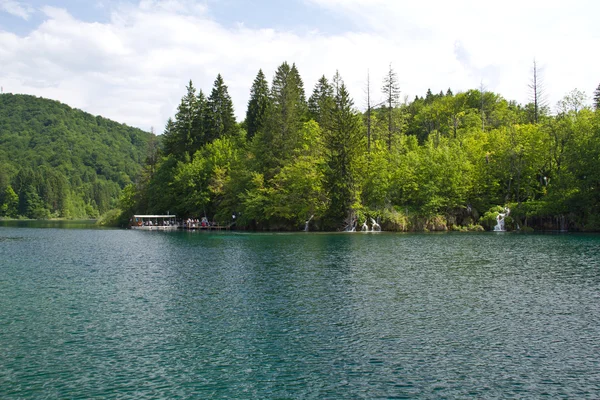 Cruzeiro de barco no lago no Parque Nacional Plitvice, na Croácia — Fotografia de Stock