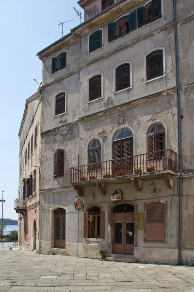 Edificio storico nel centro storico di Pola, Croazia — Foto Stock