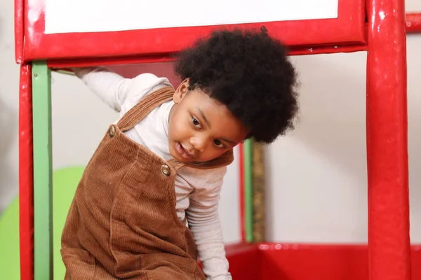 Neşeli Çocuk Kıvırcık Saçlı Afrikalı Amerikalı Çocuk Oyun Alanında Eğleniyor — Stok fotoğraf